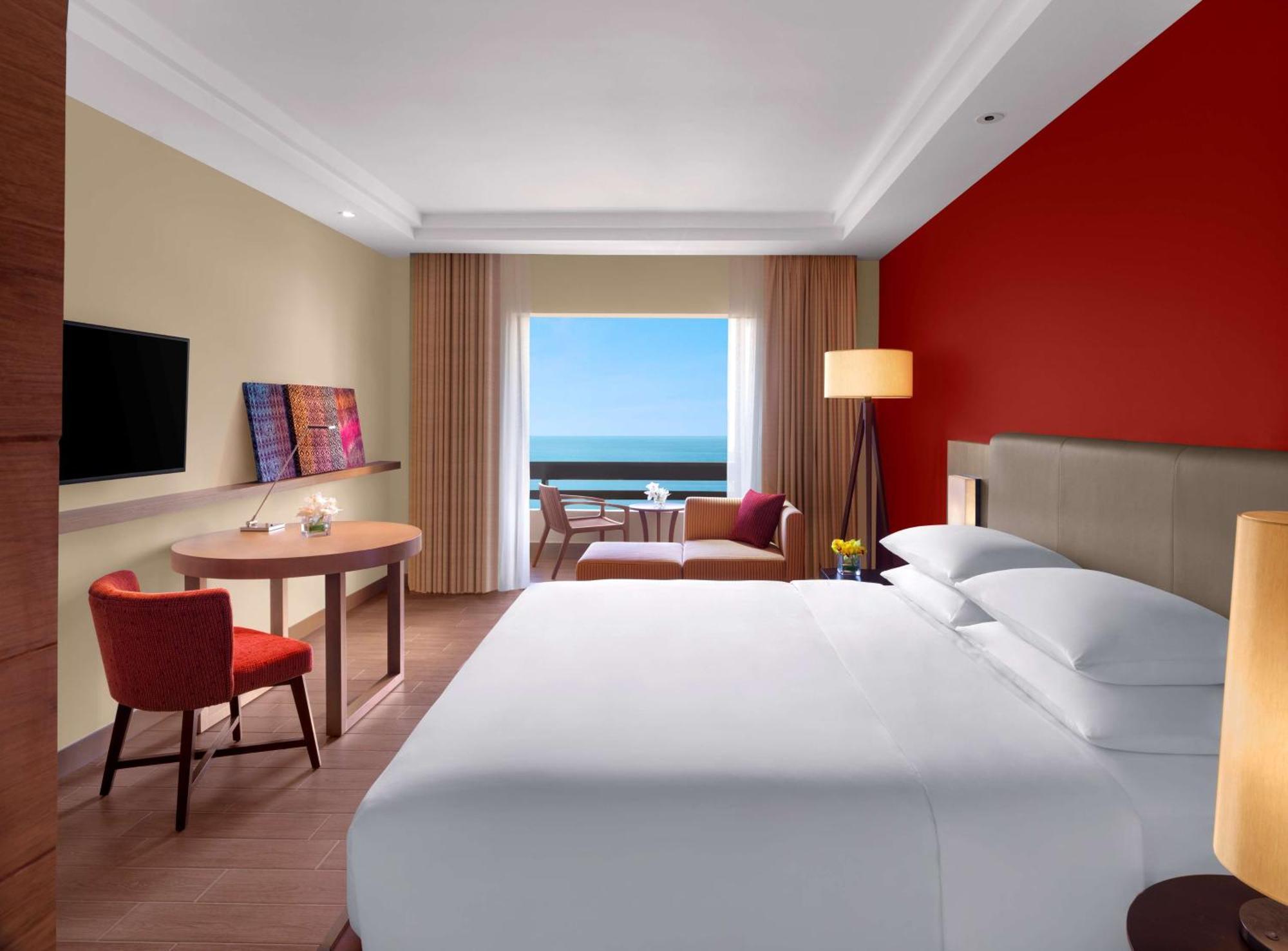 Zimmer mit Kingsize-Bett und Meerblick